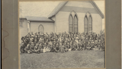 1906 church conference attendees posing