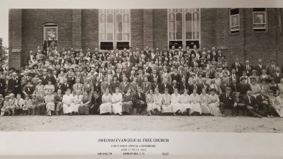 1925 conference attendees posing in front of church