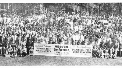 Large group of people in 1950 outdoor conference